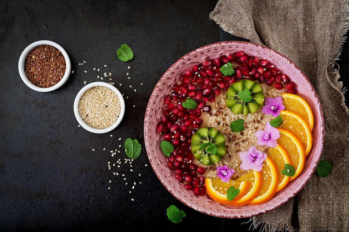Vegane Bowl mit frischem Gemüse als Symbol für gesunde Ernährung