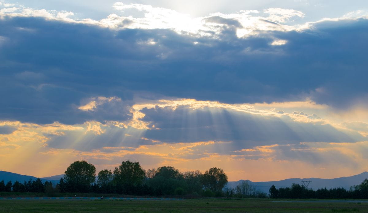 Sanfter Himmel mit Wolken als Symbol für Erinnerung und Trost