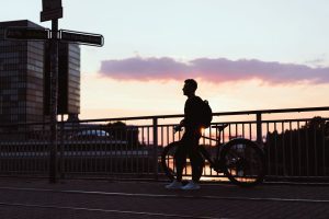 Person blickt trotz Nervosität entschlossen in die Zukunft