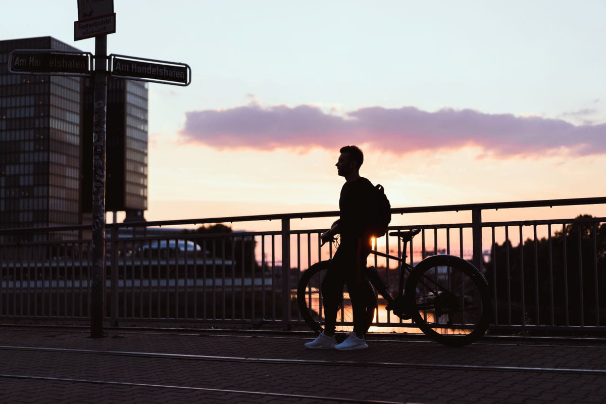 Person blickt trotz Nervosität entschlossen in die Zukunft