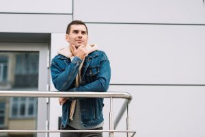 Selbstbewusste Person bleibt ruhig bei verbalen Angriffen