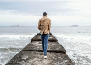 Mensch steht allein und selbstbewusst nach einem inneren Heilungsweg