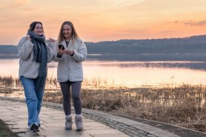 Unterstützende Freunde lachen gemeinsam und strahlen positive Energie aus