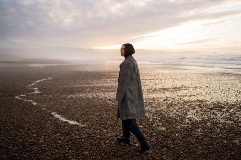 Person geht selbstbewusst ihren eigenen Weg