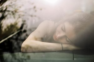 Nachdenkliche Person blickt ruhig in den Himmel als Symbol für innere Wahrnehmung und Selbstreflexion