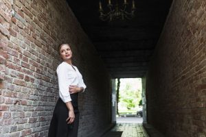 Person steht ruhig und selbstbewusst an einer Grenze als Symbol für Selbstachtung