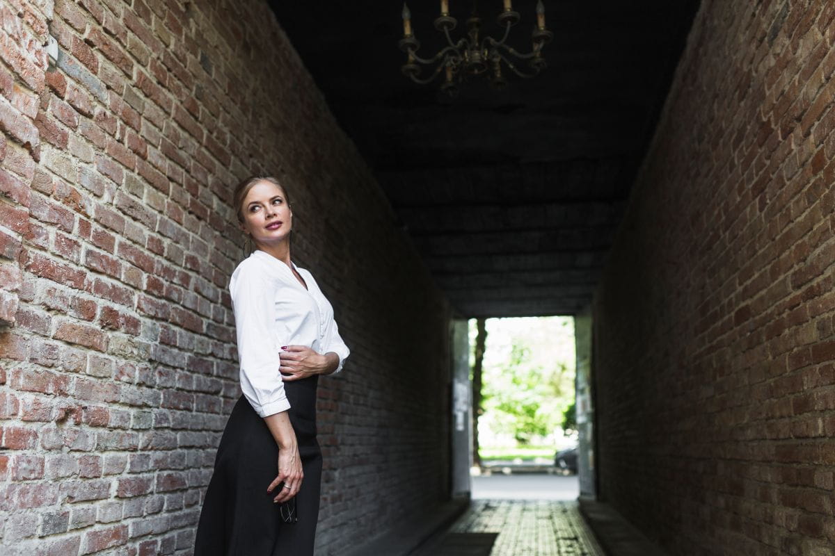 Person steht ruhig und selbstbewusst an einer Grenze als Symbol für Selbstachtung