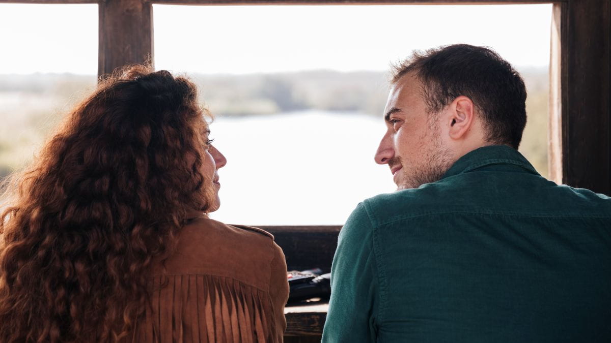 Zwei Menschen spüren eine besondere Verbindung