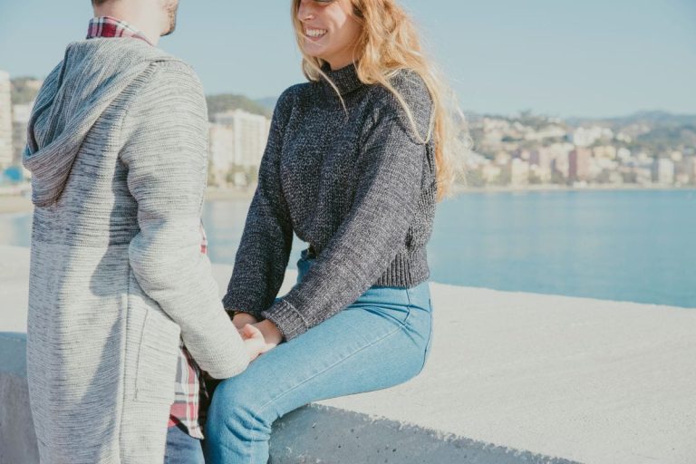 Zwei Personen geben sich ehrlich die Hand, ohne sichtbare Statussymbole im Hintergrund.