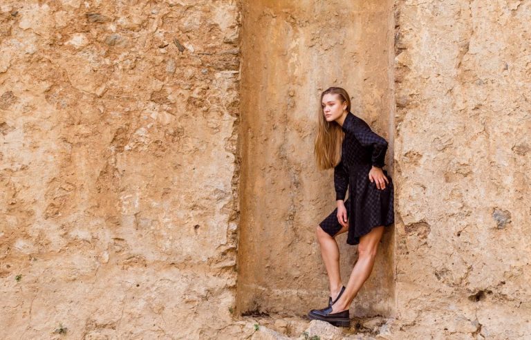 Person schützt ihr Herz durch emotionale Grenzen