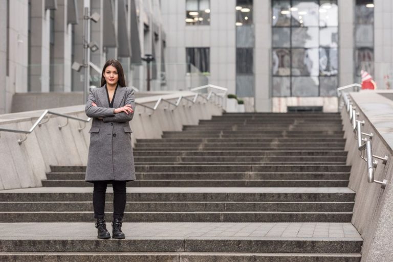 Person macht einen neuen Schritt in die Zukunft