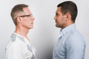 Zwei Menschen diskutieren mit unterschiedlichen Perspektiven und moralischen Ansichten