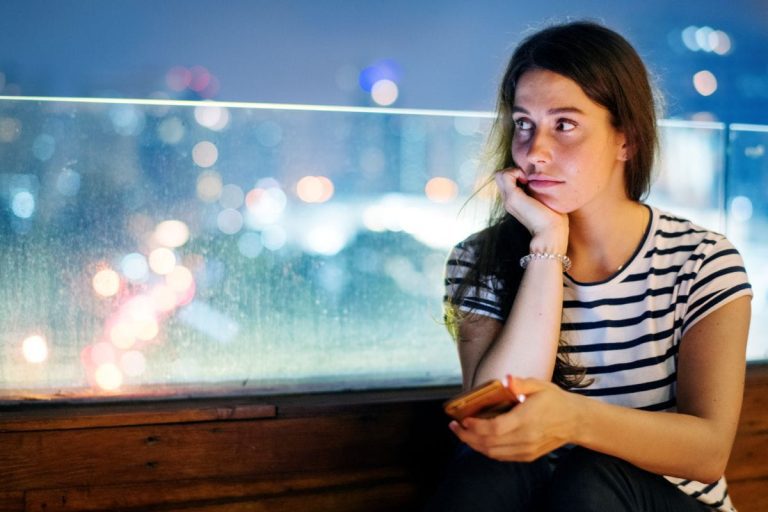 Person grübelt intensiv und wirkt überfordert durch zu viele Gedanken