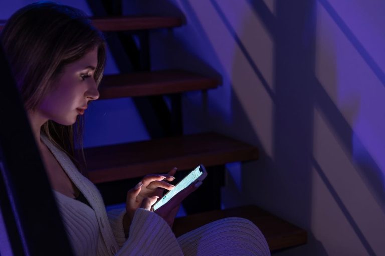 Person schaut auf unbeantwortete Nachrichten auf dem Smartphone