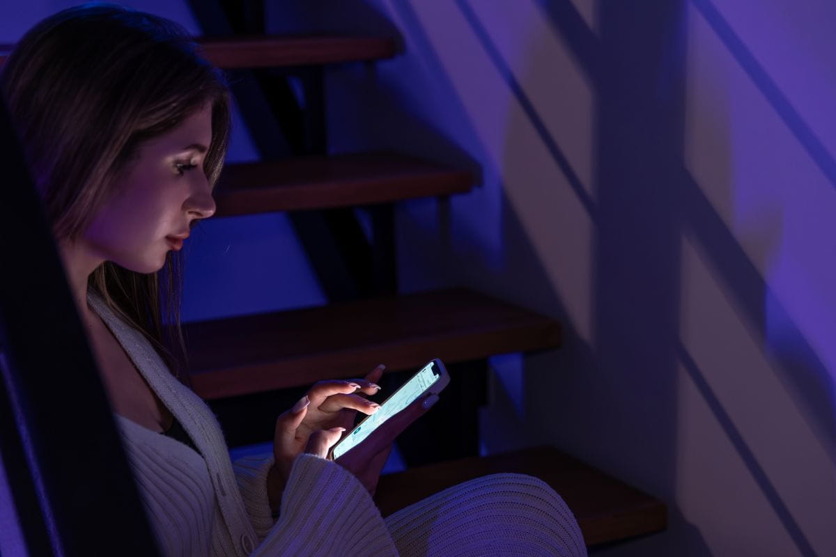 Person schaut auf unbeantwortete Nachrichten auf dem Smartphone