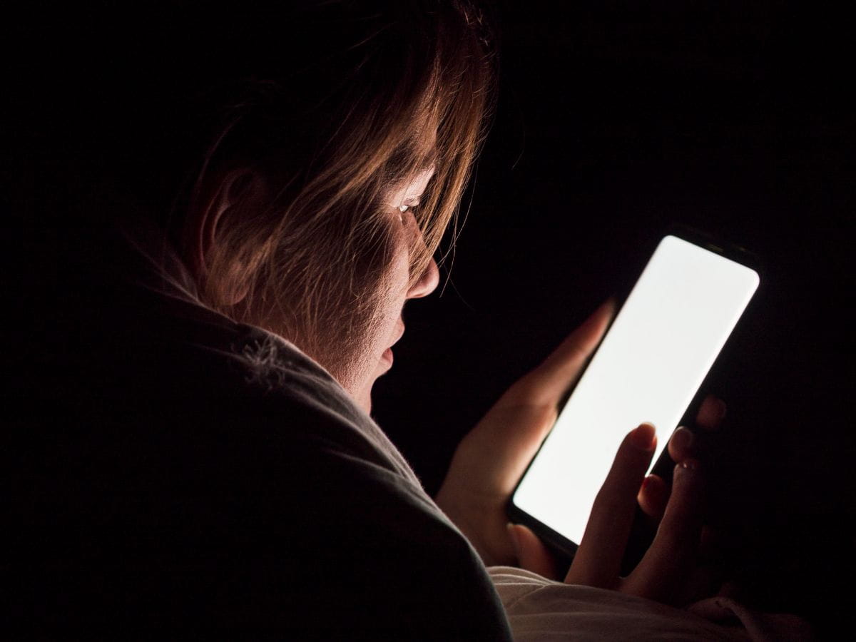 Jugendlicher reflektiert Medienkonsum am Smartphone