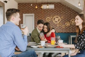 Menschen in sozialer Umgebung beeinflussen Dating-Entscheidungen