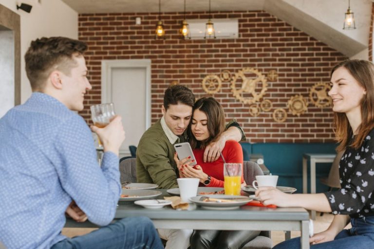 Menschen in sozialer Umgebung beeinflussen Dating-Entscheidungen