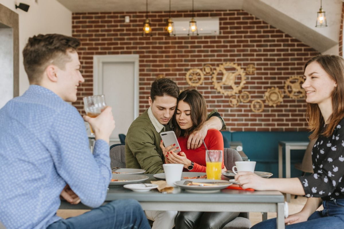 Menschen in sozialer Umgebung beeinflussen Dating-Entscheidungen