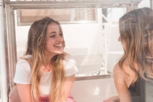 Person interpretiert Humor falsch durch Selbstfokus