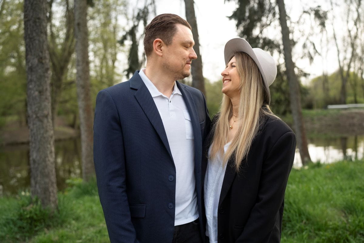 Gleichberechtigtes Paar symbolisiert moderne Partnerwahl