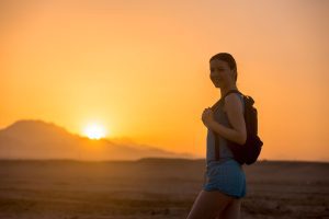 Person joggt ruhig in der Natur zur Stressreduktion