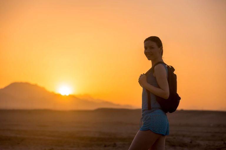 Person joggt ruhig in der Natur zur Stressreduktion