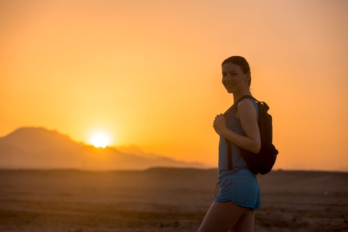 Person joggt ruhig in der Natur zur Stressreduktion