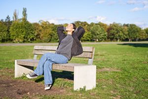 Person sitzt ruhig in der Natur während die Welt im Hintergrund schnell vorbeizieht