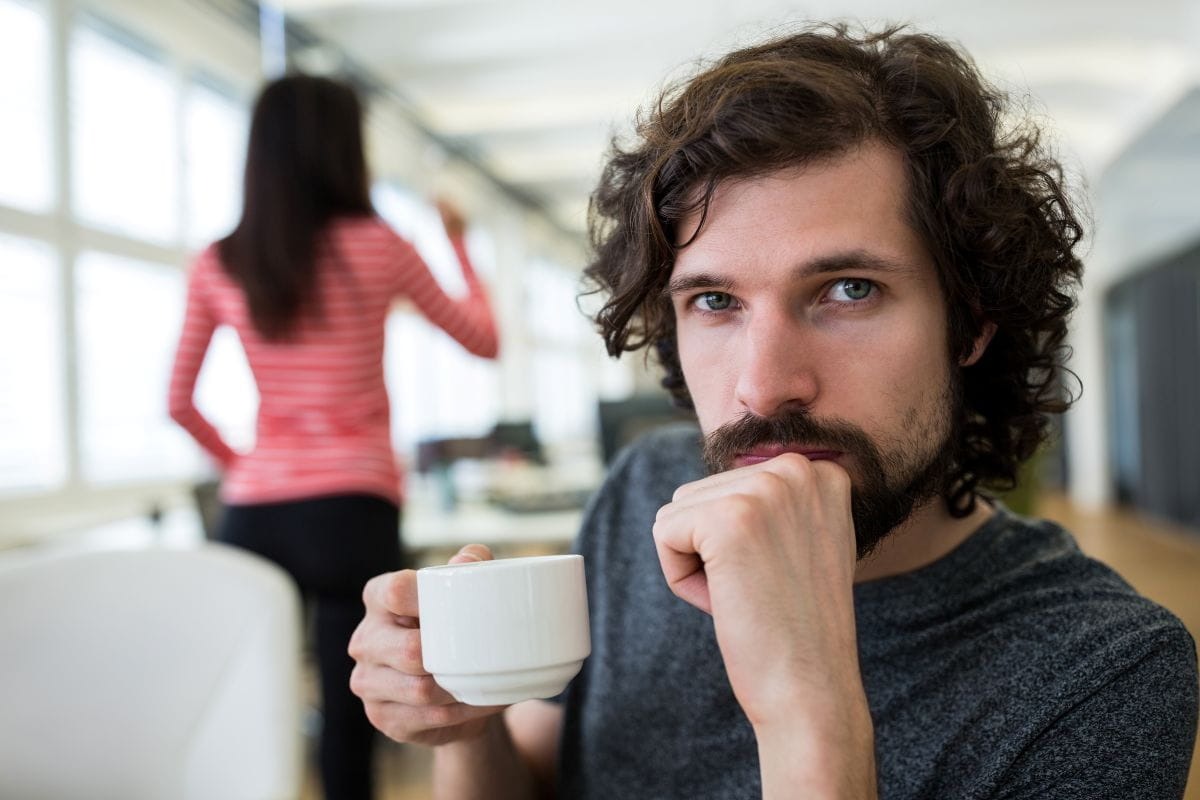Person reagiert nervös nach Koffeinkonsum