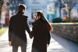 Paar trifft auf Familie, emotionale Spannung bei Partnerwahl