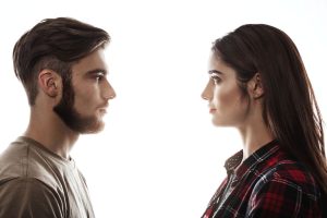 Person mit sozialer Angst analysiert Gesichtsausdrücke im Gespräch