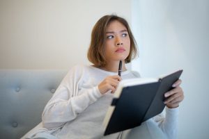 Psychologie-Lehrbuch mit kritischen Notizen