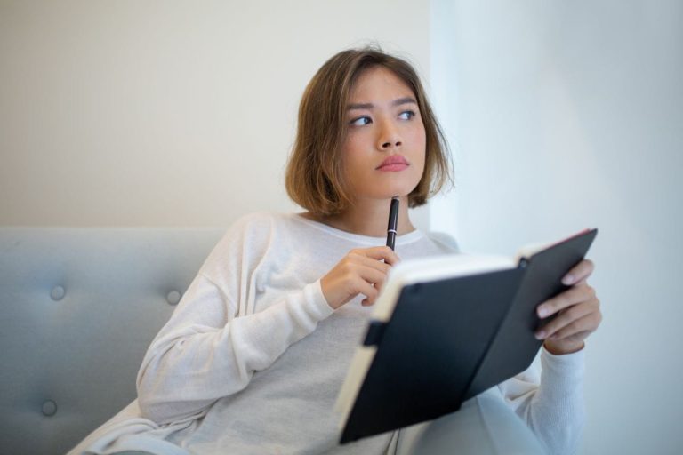 Psychologie-Lehrbuch mit kritischen Notizen