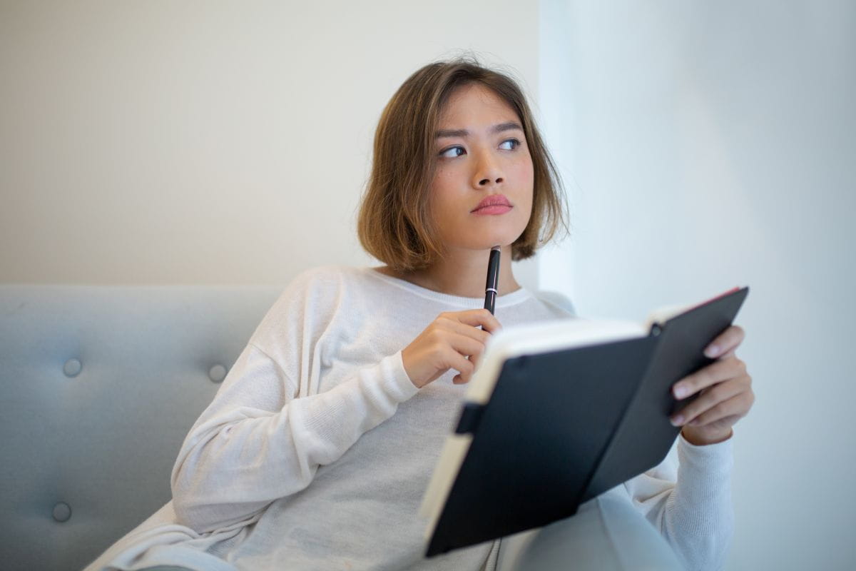 Psychologie-Lehrbuch mit kritischen Notizen