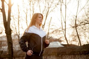 Person trainiert im Freien zur Stressreduktion