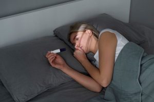 Schwangere Frau leidet unter Hitze in der Nacht