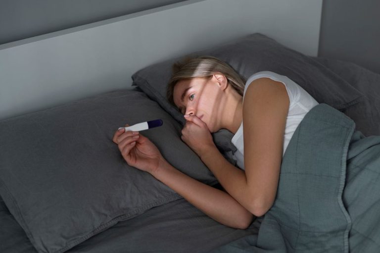 Schwangere Frau leidet unter Hitze in der Nacht