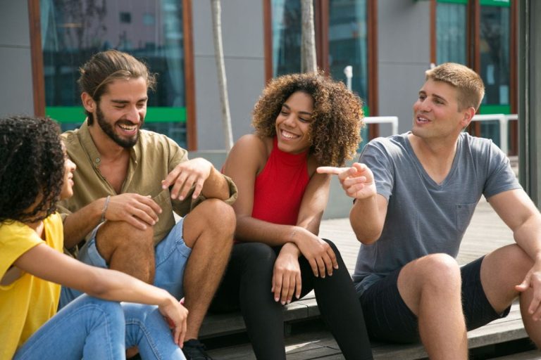 Freundesgruppe mit emotionaler Verbindung
