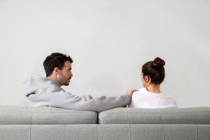 Person denkt über Lebenszufriedenheit nach